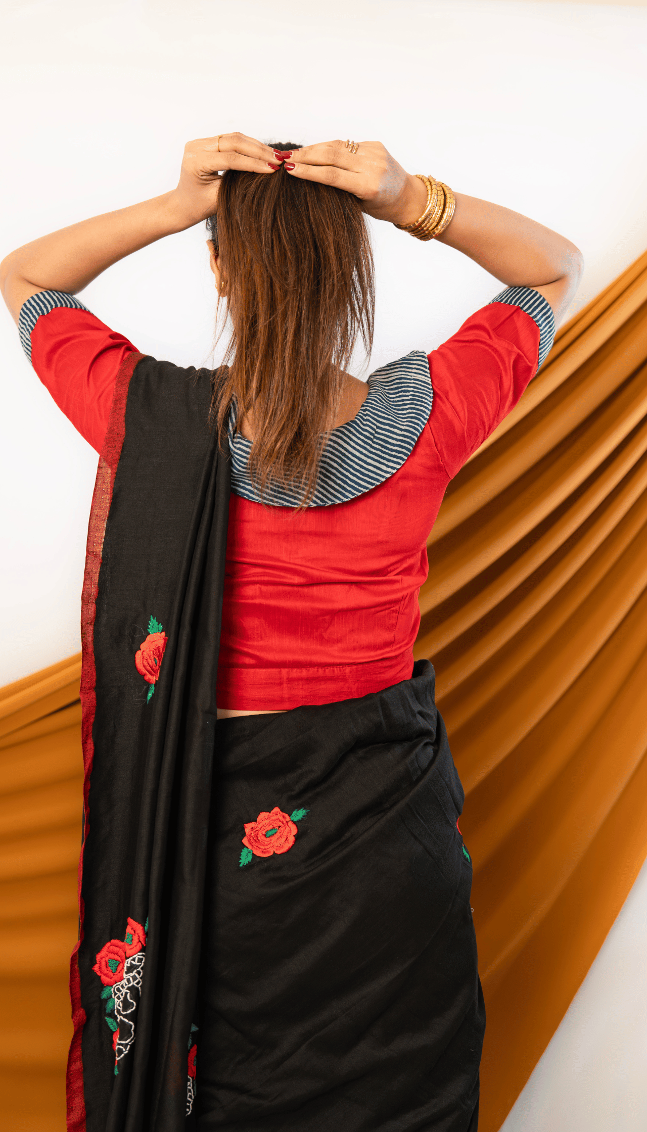 Rogue Bloom ā Khadi Cotton Saree with Devil Skull & Red Rose Motifs - Kozylook